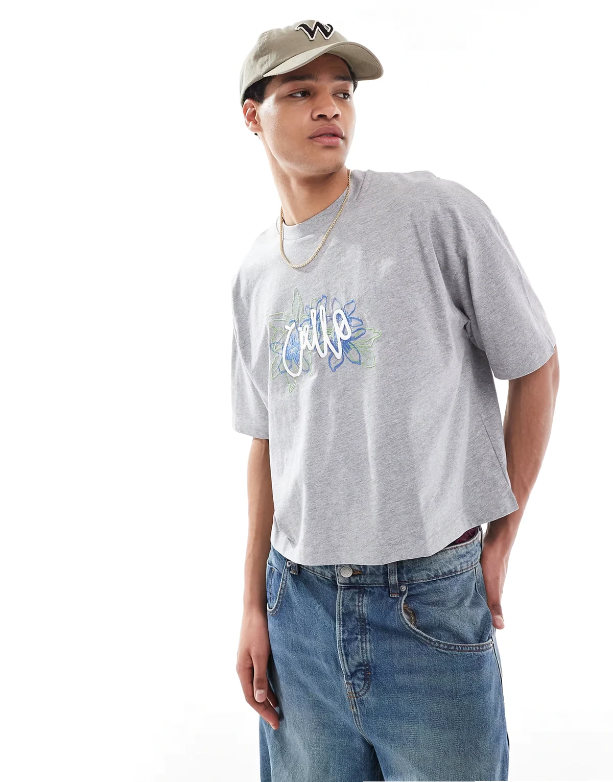 – Biały melanżowy T-shirt oversize o krótkim fasonie z kwiatowym motywem