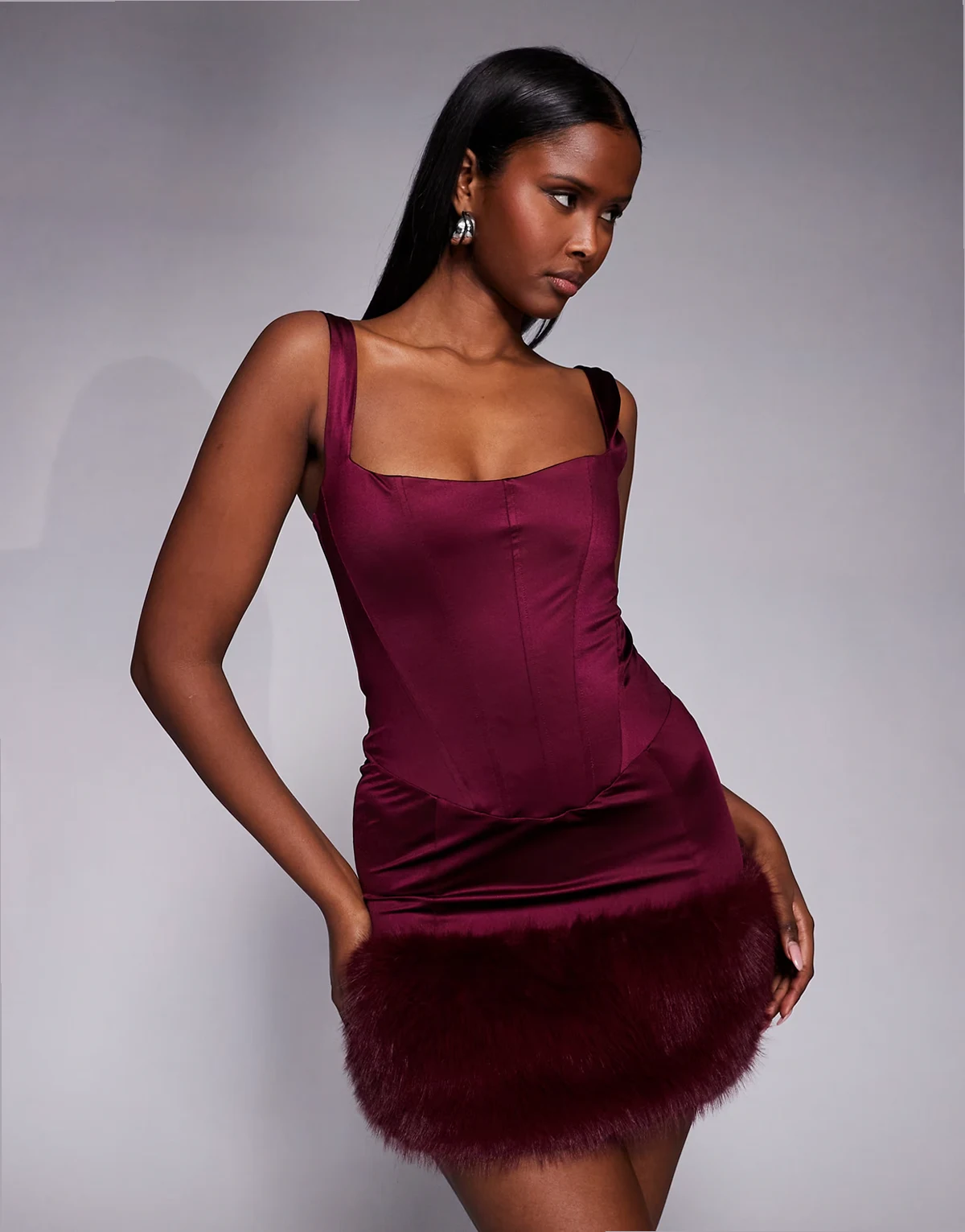 – Bordowa satynowa sukienka gorsetowa mini z kwadratowym dekoltem i sztucznym futerkiem u dołu