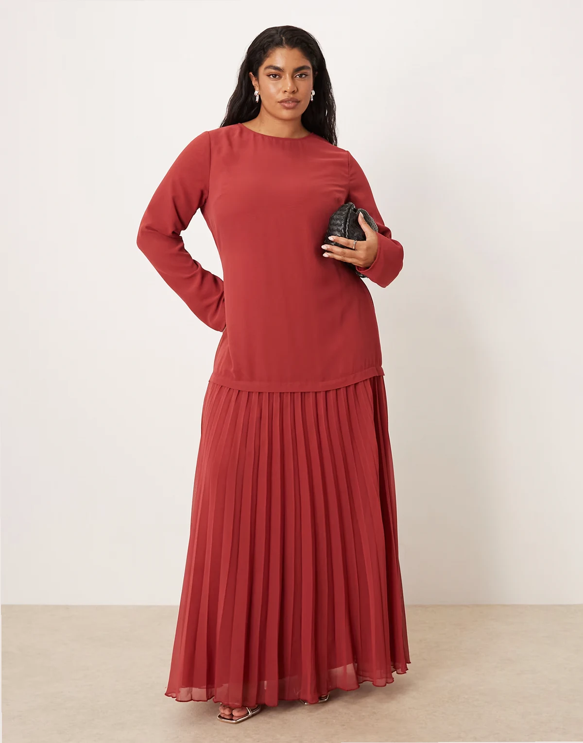 ASOS DESIGN Curve – Ciemnoczerwona sukienka maxi z długimi rękawami i plisowaną spódnicą