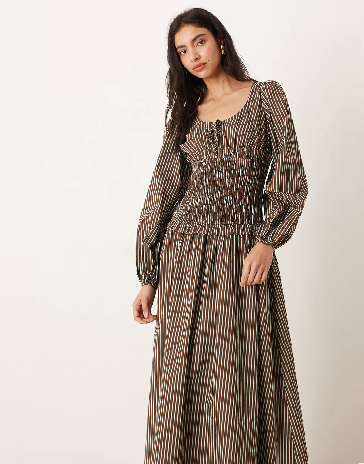 – Gestreiftes Maxikleid in Braun-Blau mit abfallender Taille und gesmoktem Oberteil