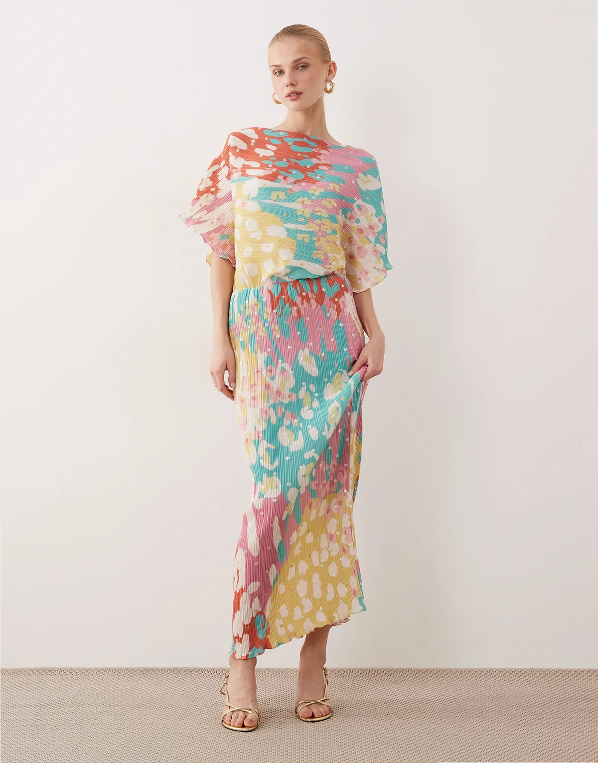 – Tilly – Schulterfreies, plissiertes Midaxikleid mit Muster in bunter Metallic-Optik