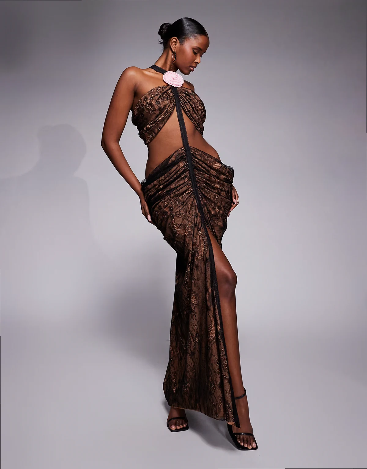 – Karlie – Czarna sukienka maxi w kwiatowy wzór z ozdobnym bukiecikiem