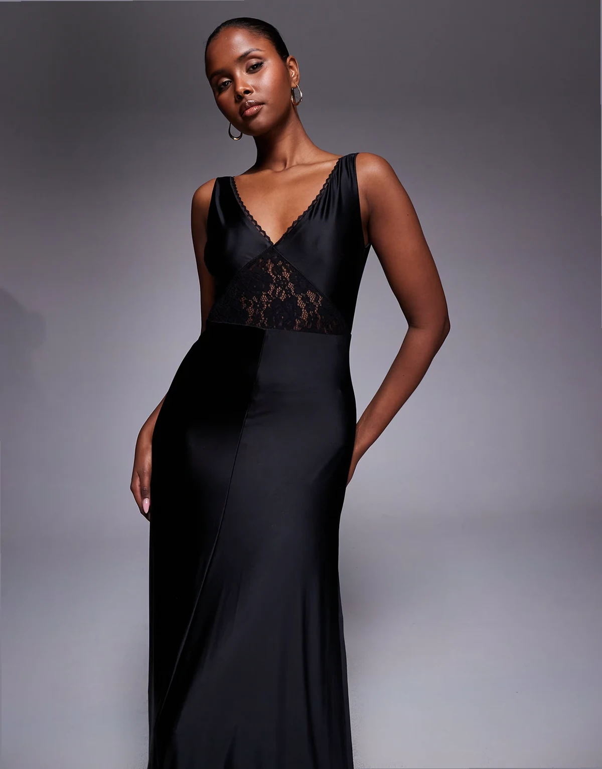 London – Maxikleid aus fließendem Jersey in Schwarz mit Spitzendetail und tiefem Rückenausschnitt