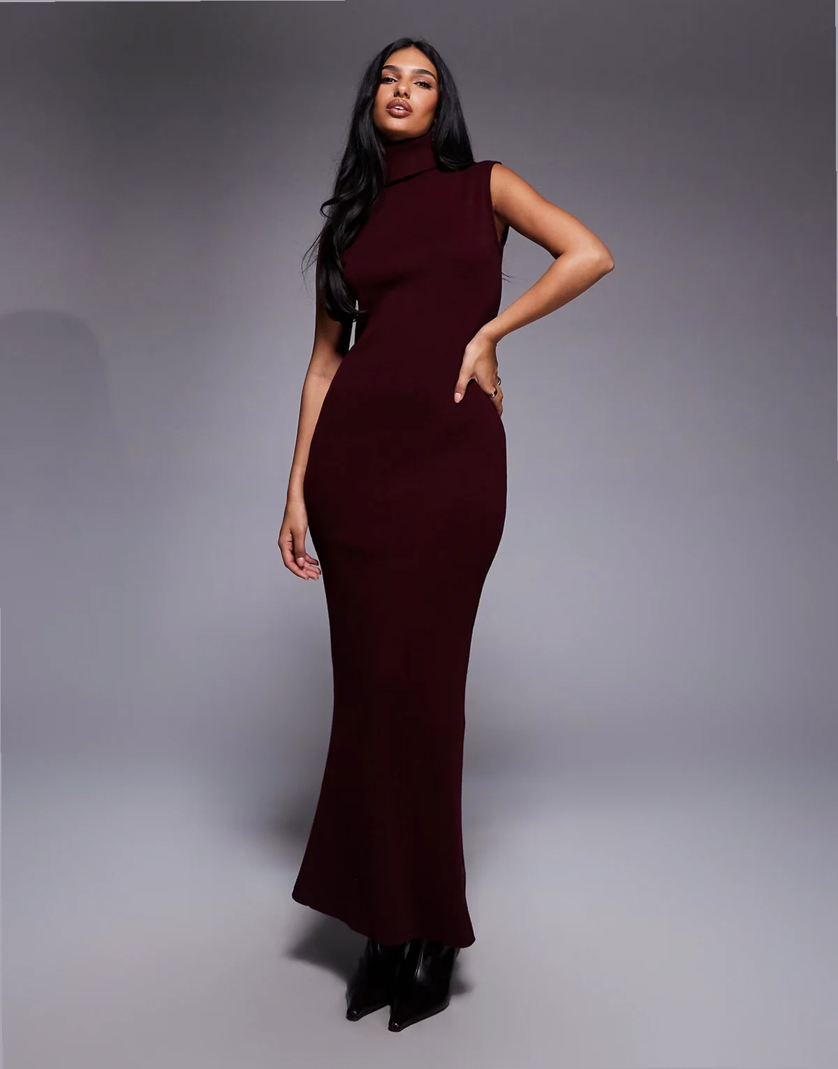 – Exklusiv – Ärmelloses, hochgeschlossenes Maxikleid aus Rippstrick in Burgunderrot