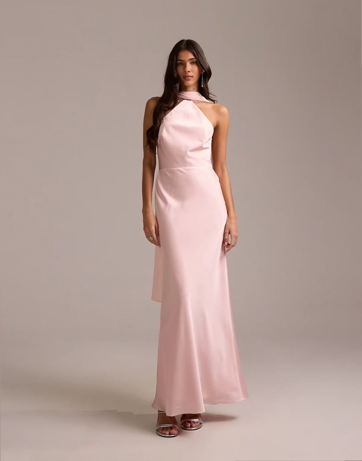 Bridesmaids – Różowa satynowa sukienka maxi z dekoltem halter i szalikiem