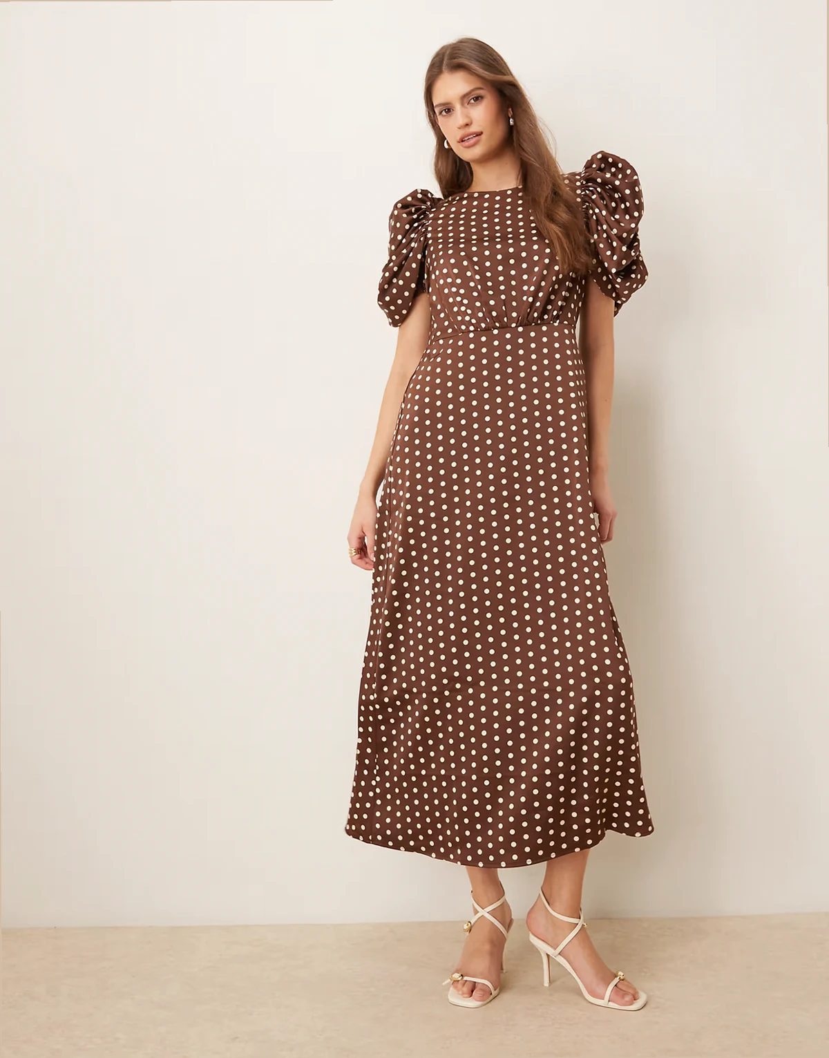 – Gepunktetes Satin-Midikleid in Schokobraun mit gerafften Puffärmeln