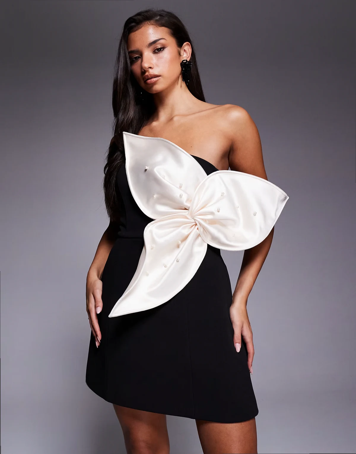 – Czarna sukienka mini z dekoltem bandeau i kwiatem 3D