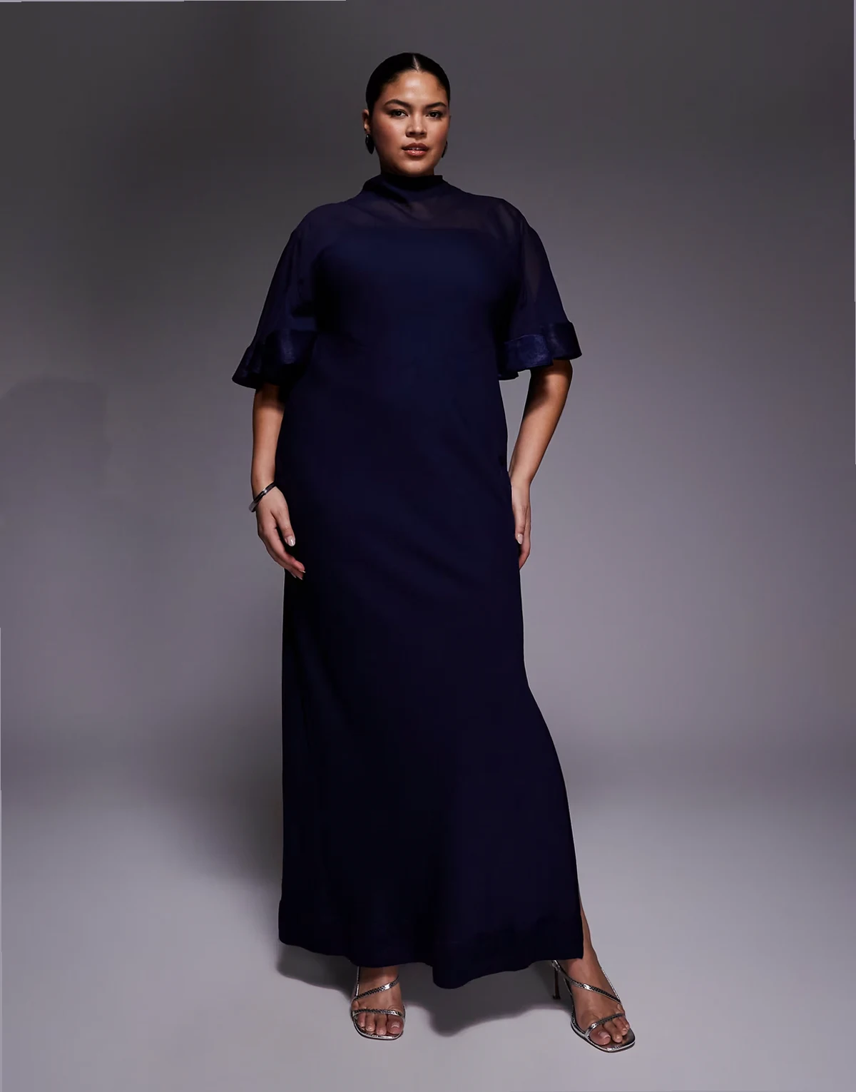 ASOS DESIGN Curve – Granatowa kolumnowa sukienka z szyfonu i satyny z szerokimi rękawami do łokci
