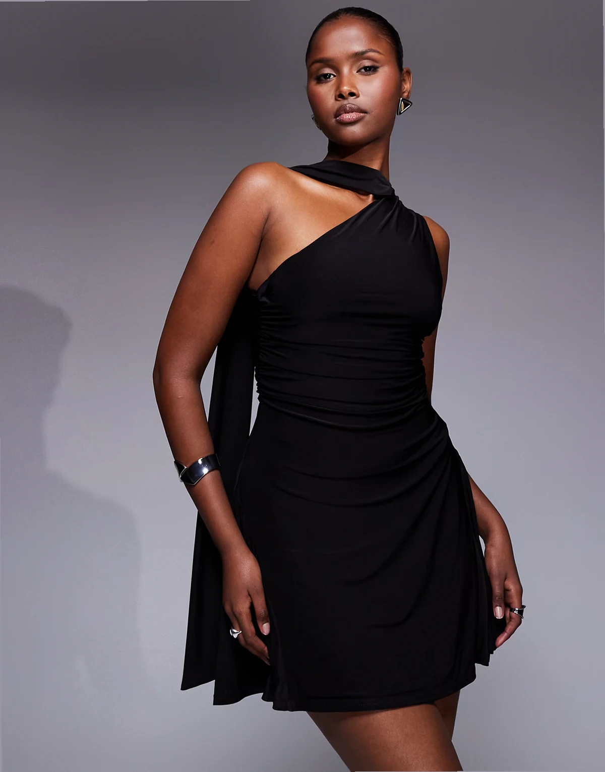 Exclusive – Czarna przylegająca dwuwarstwowa sukienka mini skater na jedno ramię z szalem