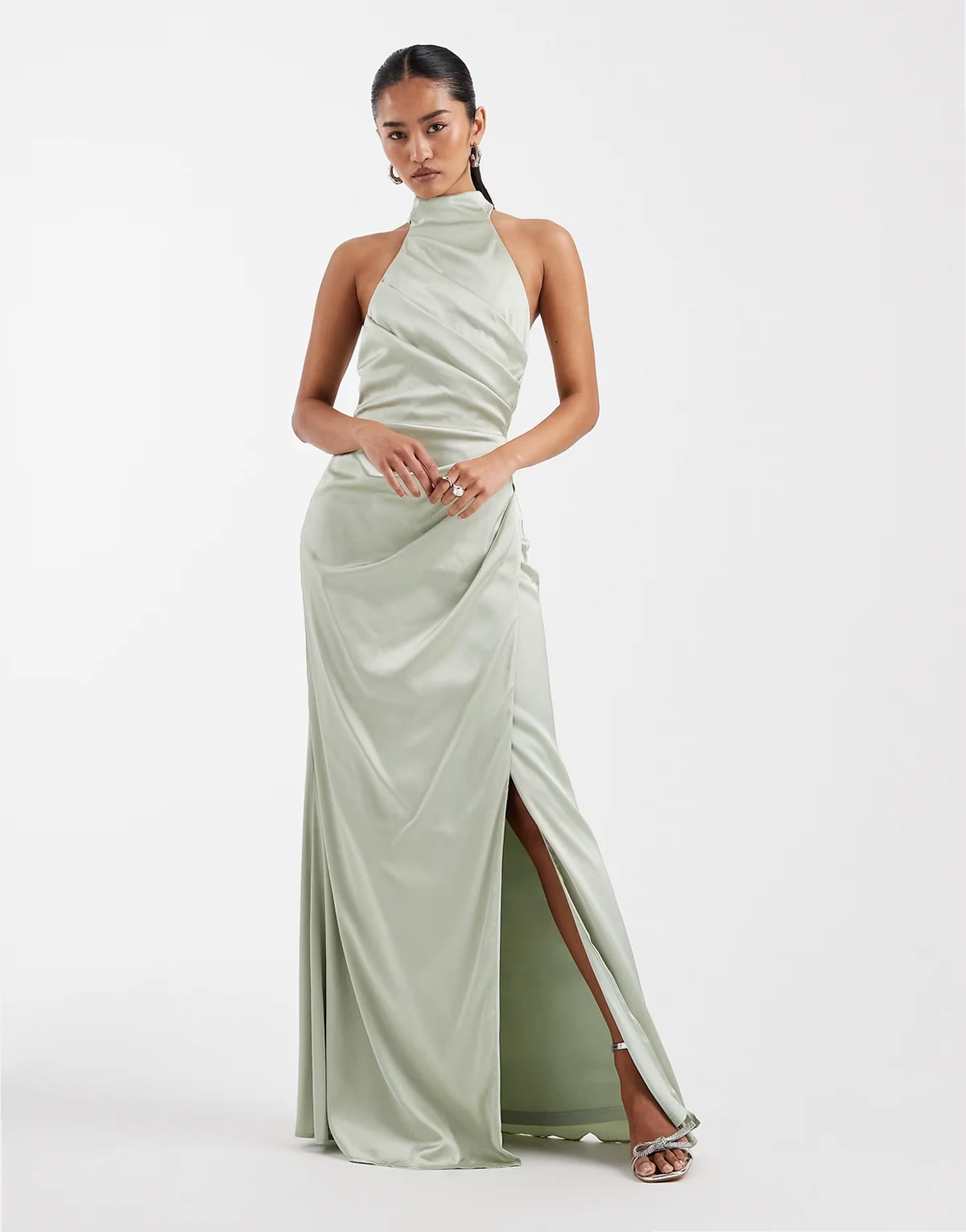 Bridesmaid – Szałwiowozielona satynowa sukienka maxi z dekoltem halter i zakładkami