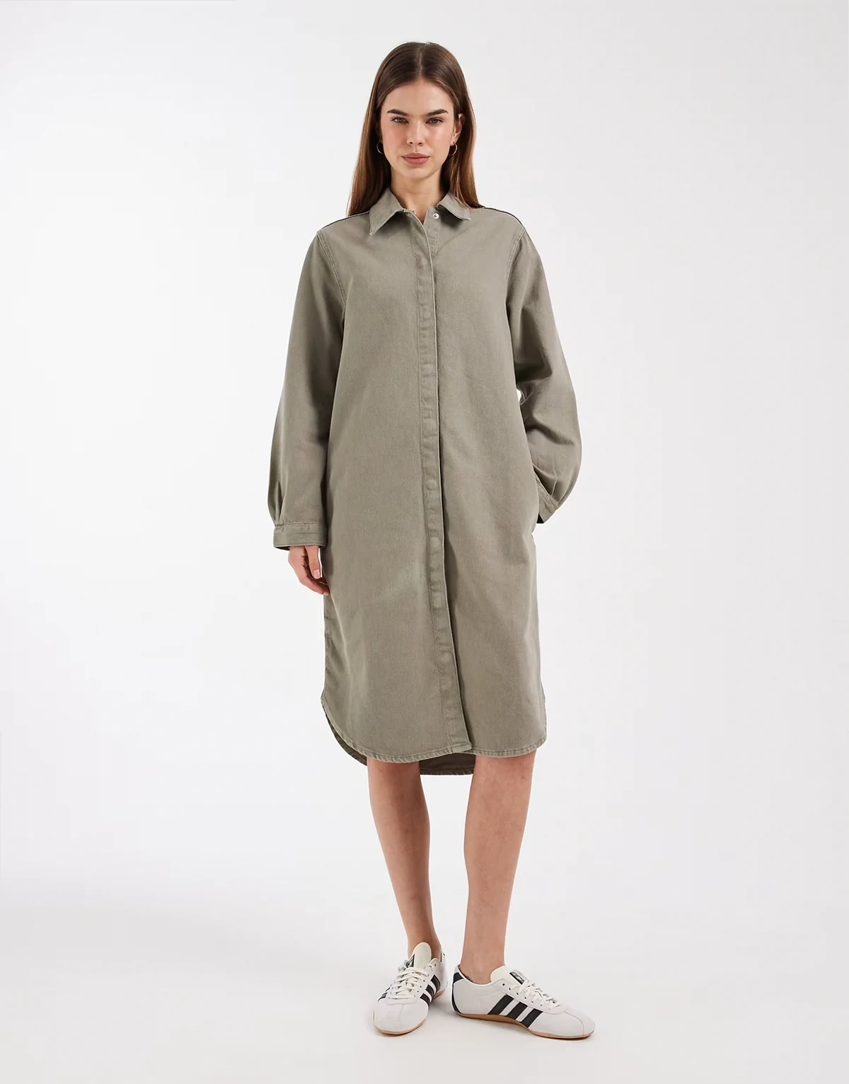 – Jeansowa sukienka koszulowa midi w kolorze khaki