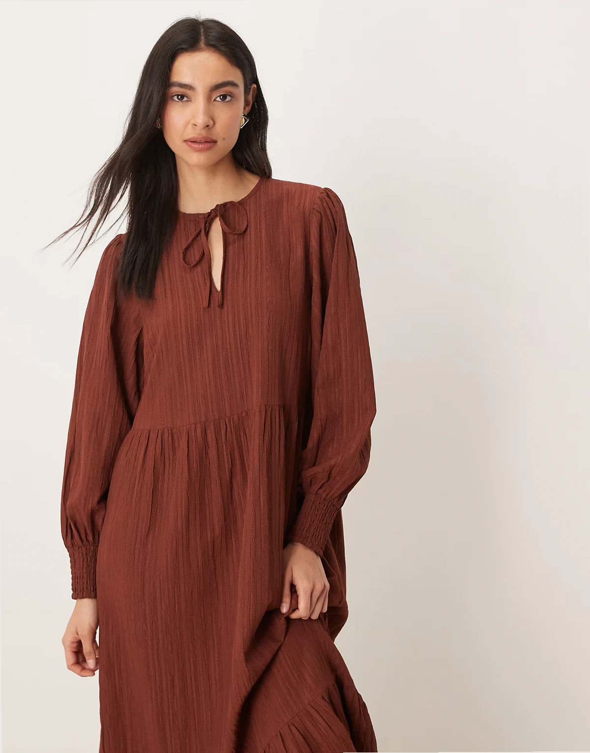 – Strukturiertes Hängerkleid in Braun mit Bindedetail