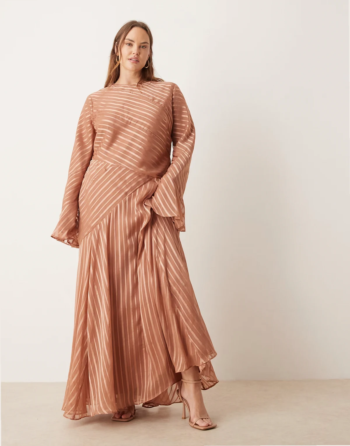 ASOS DESIGN Curve – Rdzawopomarańczowa sukienka maxi z rozkloszowanymi rękawami i ozdobnym wykończeniem w paski