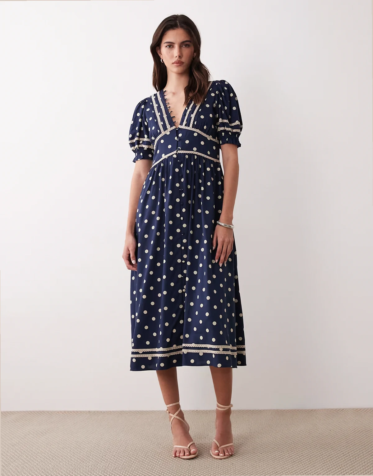 – Saffy – Midikleid in Marineblau mit Puffärmeln und Polka Dots