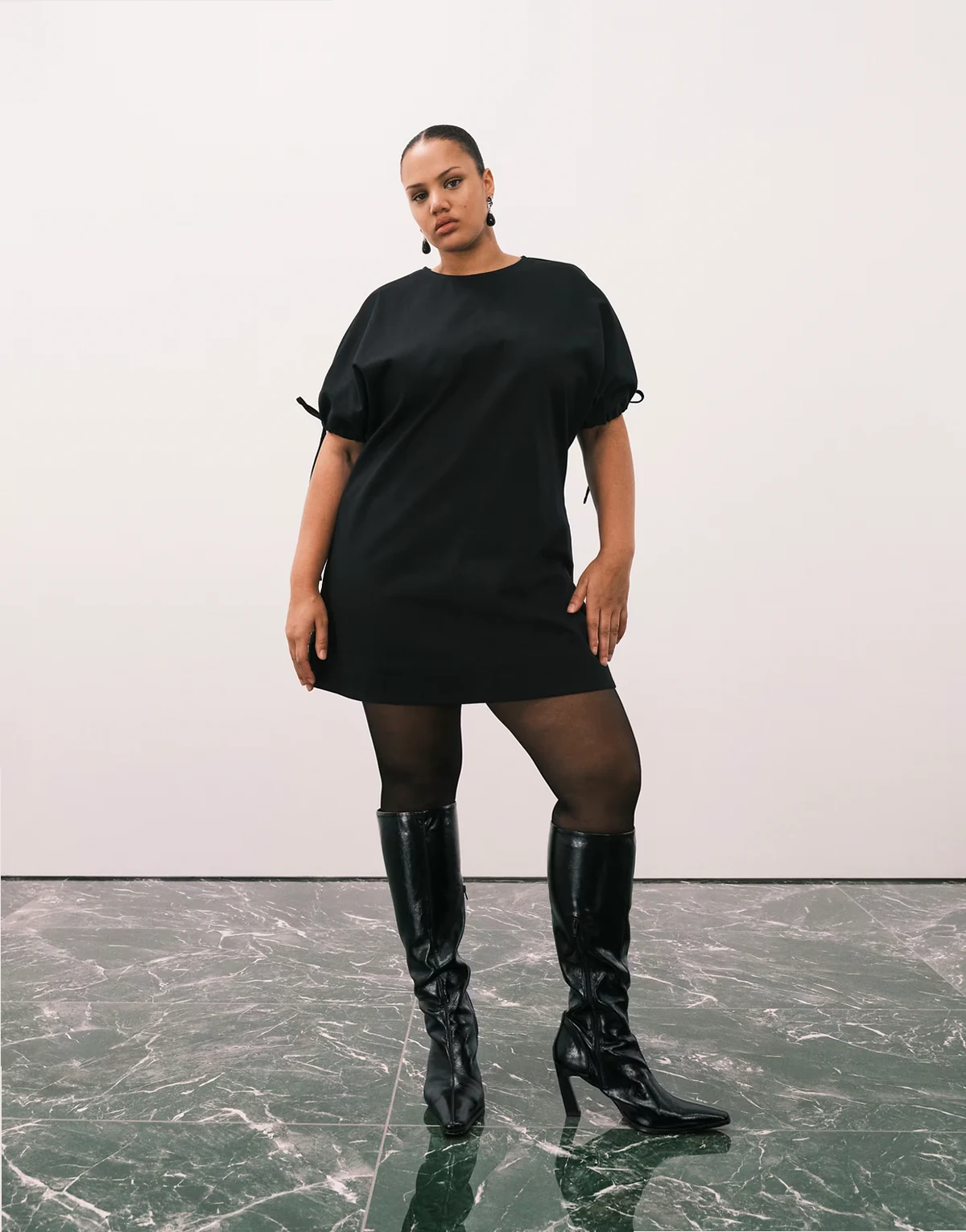 ASOS DESIGN Curve – Czarna sukienka mini z okrągłym dekoltem i wiązaniem przy rękawach