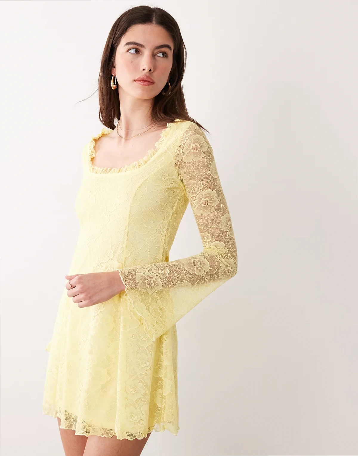 – Ausgestelltes Minikleid aus Spitze in Zitronengelb