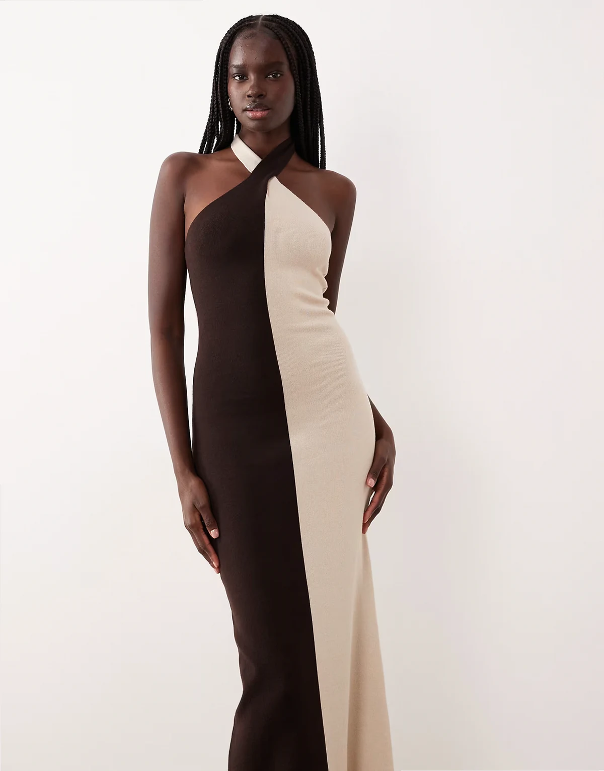 – Beżowo-brązowa sukienka dzianinowa maxi ze skręconym dekoltem typu halter i blokami kolorów