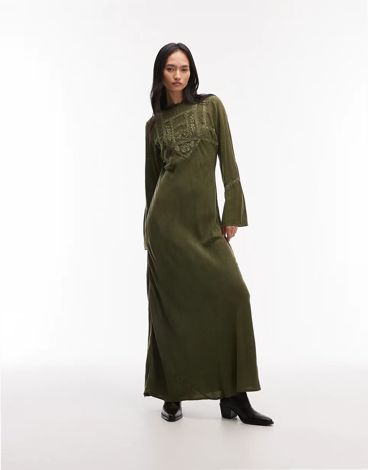 – Modesty – Sukienka maxi w spranym zielonym kolorze z koronkowymi wstawkami