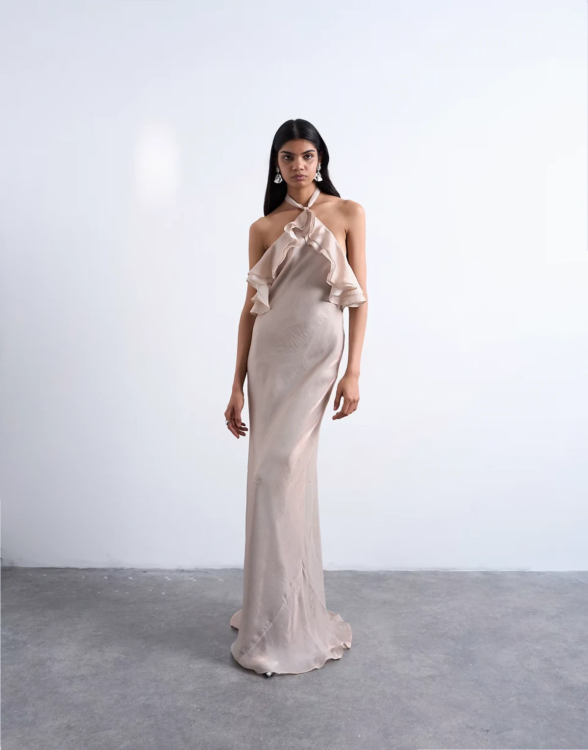 – Sukienka maxi z dekoltem typu halter z falbankami w opalizującym kolorze mink