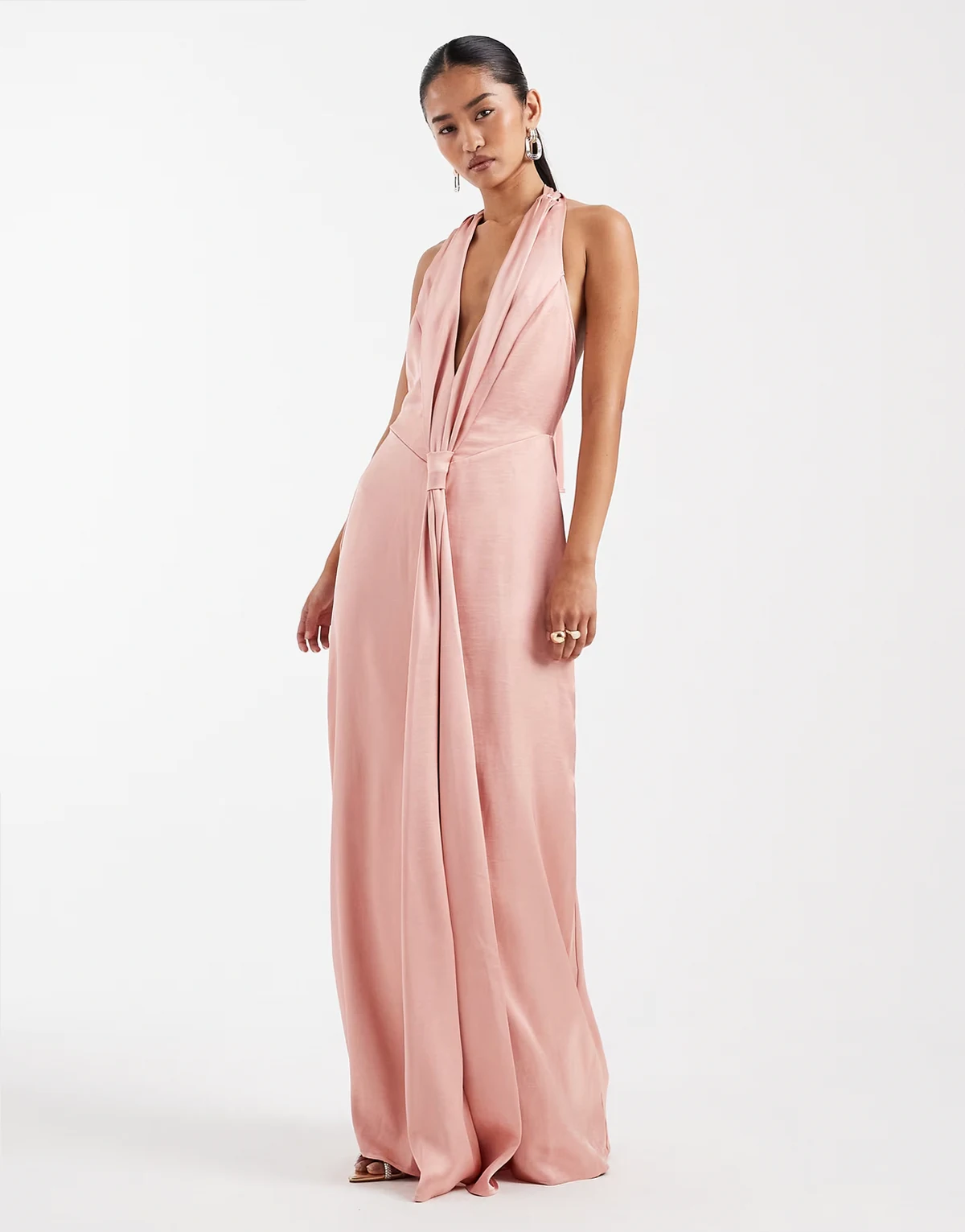 Bridesmaid – Różowa satynowa sukienka maxi z głębokim dekoltem typu halter z ozdobnym frędzlem