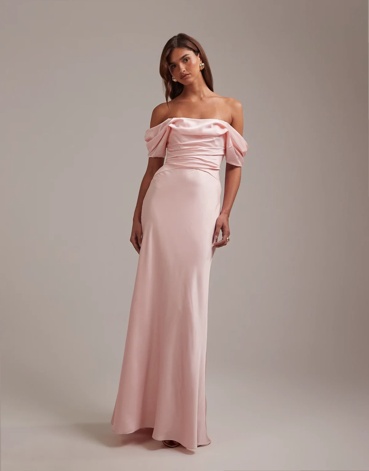 Bridesmaids – Różowa satynowa sukienka maxi z dekoltem bardot