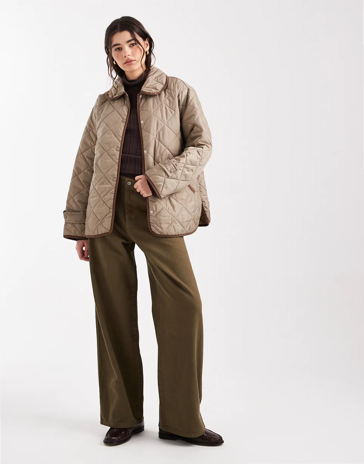 short quilted jacket with collar in beige with contrast binding