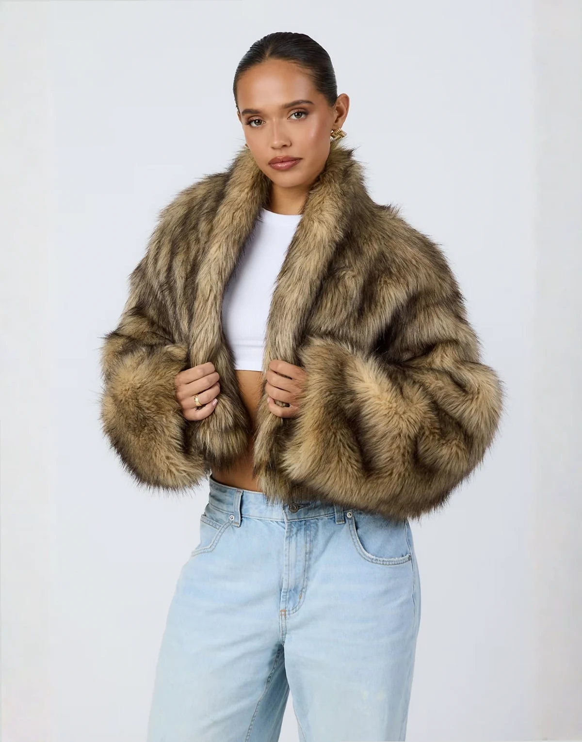 – Oversize-Jacke aus Kunstpelz in Braun mit Kontraststreifen, weiten Ärmeln und Cropped-Länge