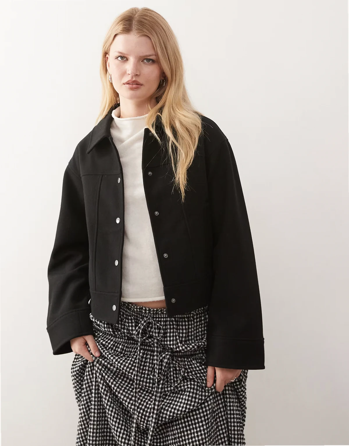 – Czarna kurtka ze wstawkami ze szczotkowanego materiału