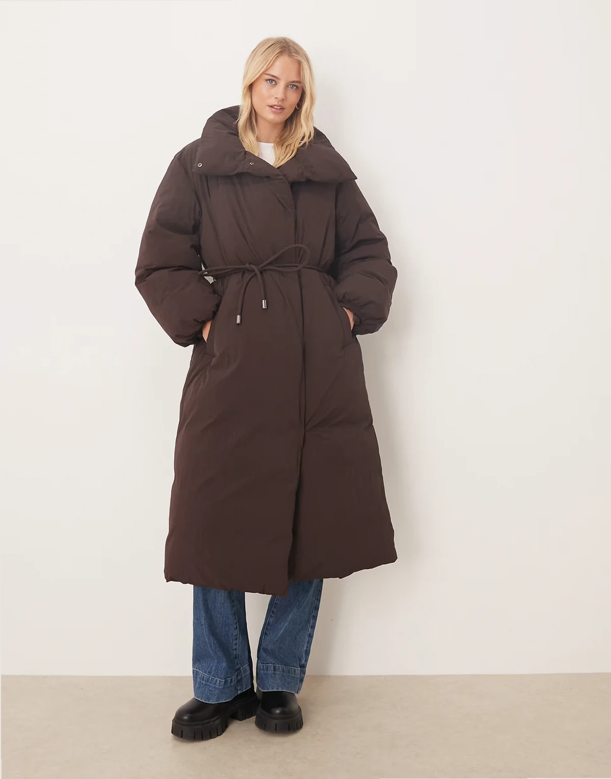 ASOS DESIGN Tall – Longline-Pufferjacke in Schokobraun mit Trichterkragen