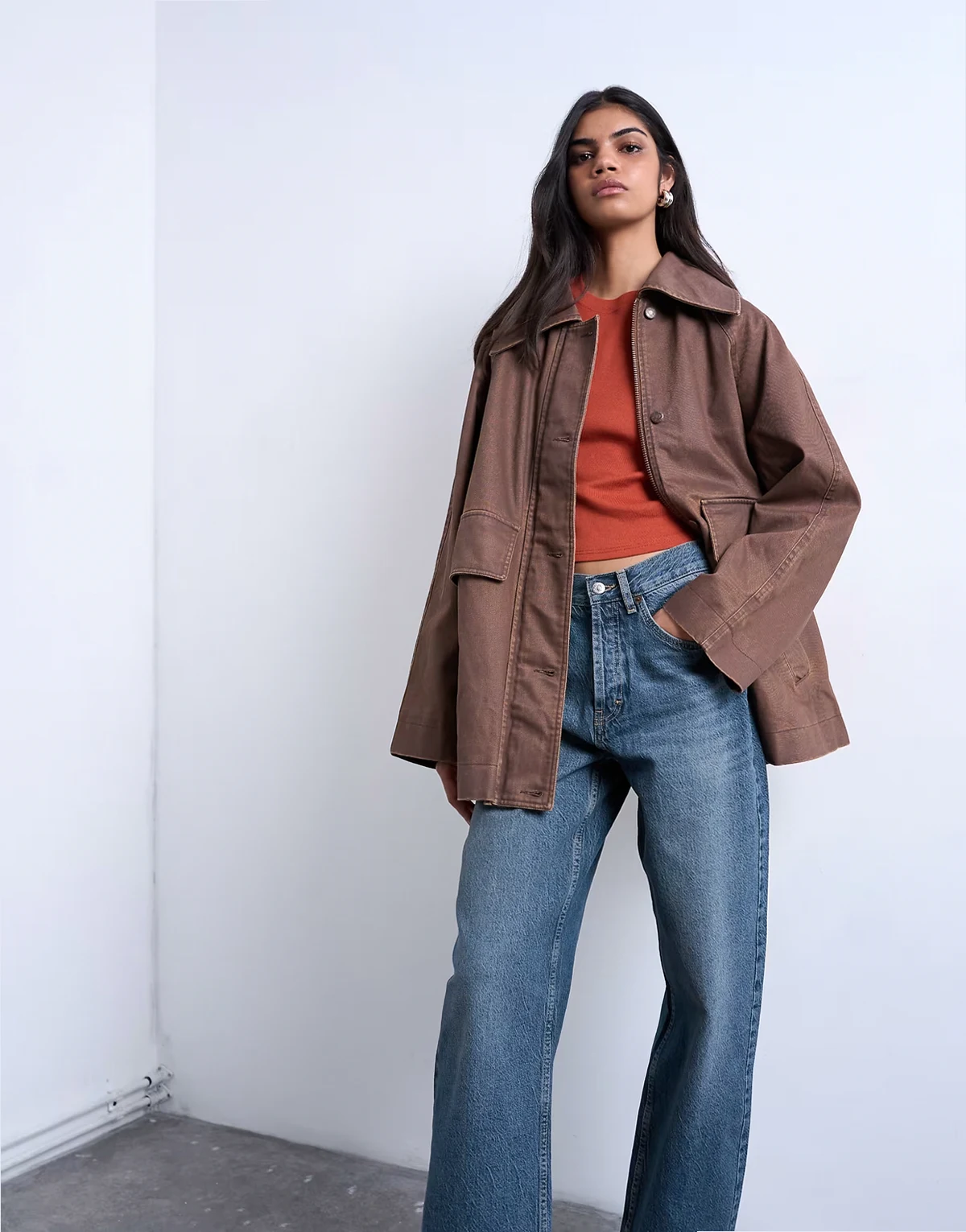 – Brązowa woskowana kurtka jeansowa oversize