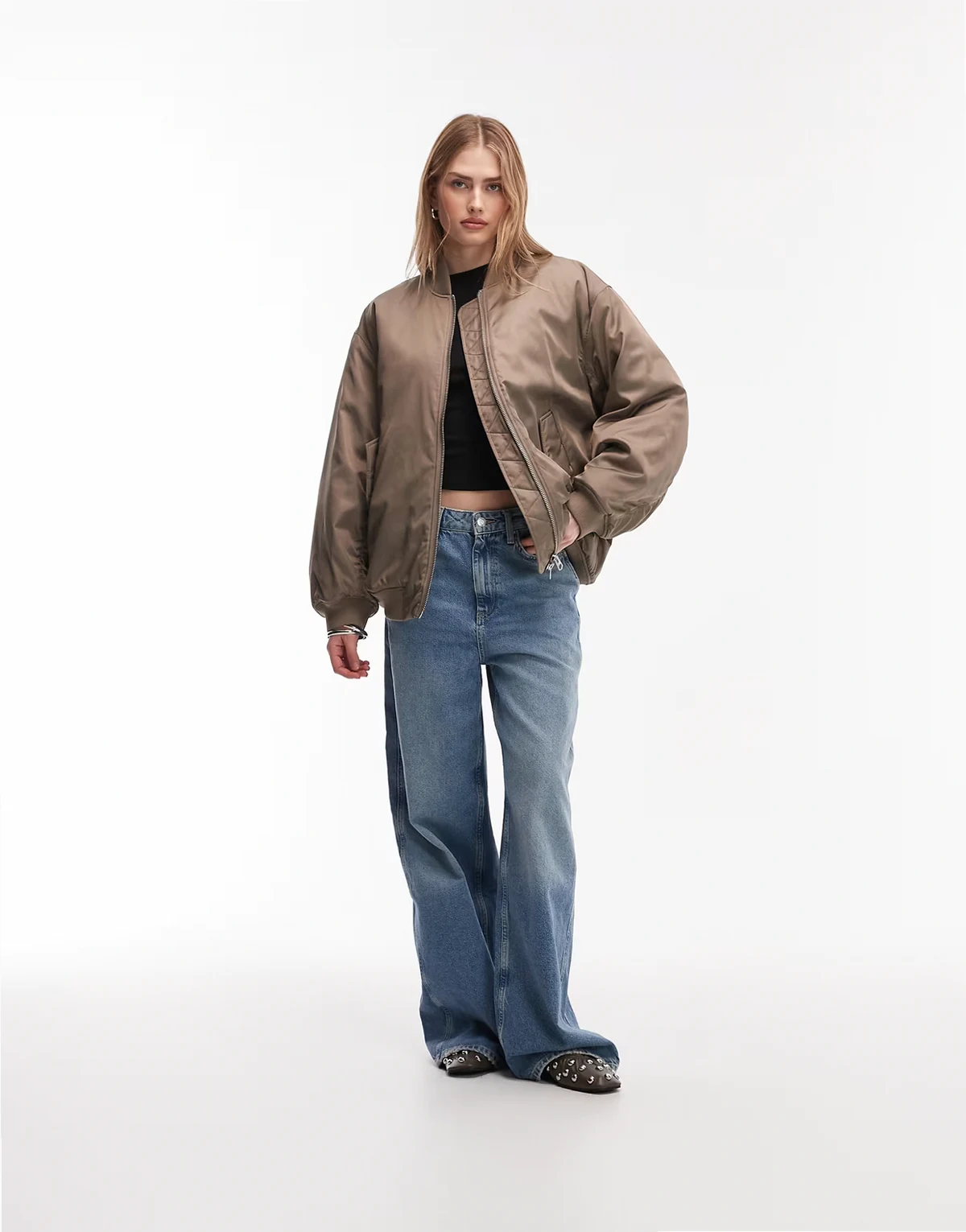 – Brązowa nylonowa kurtka bomberka zapinana na zamek