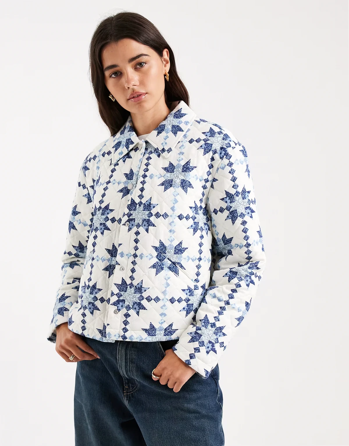 – Steppjacke in Weiß mit blauem Norweger-Paisley-Muster