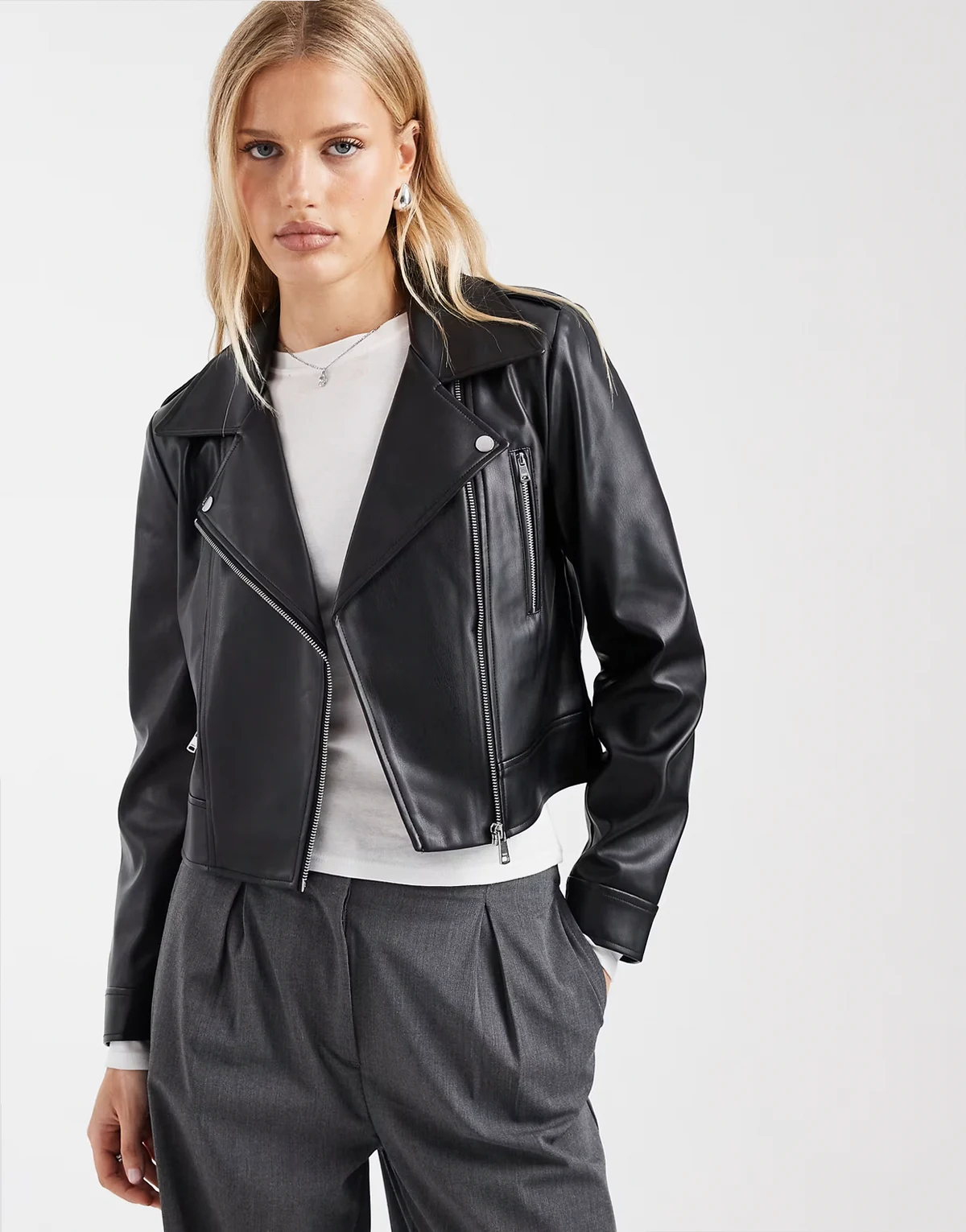 – Kastige Bikerjacke aus schwarzem Kunstleder