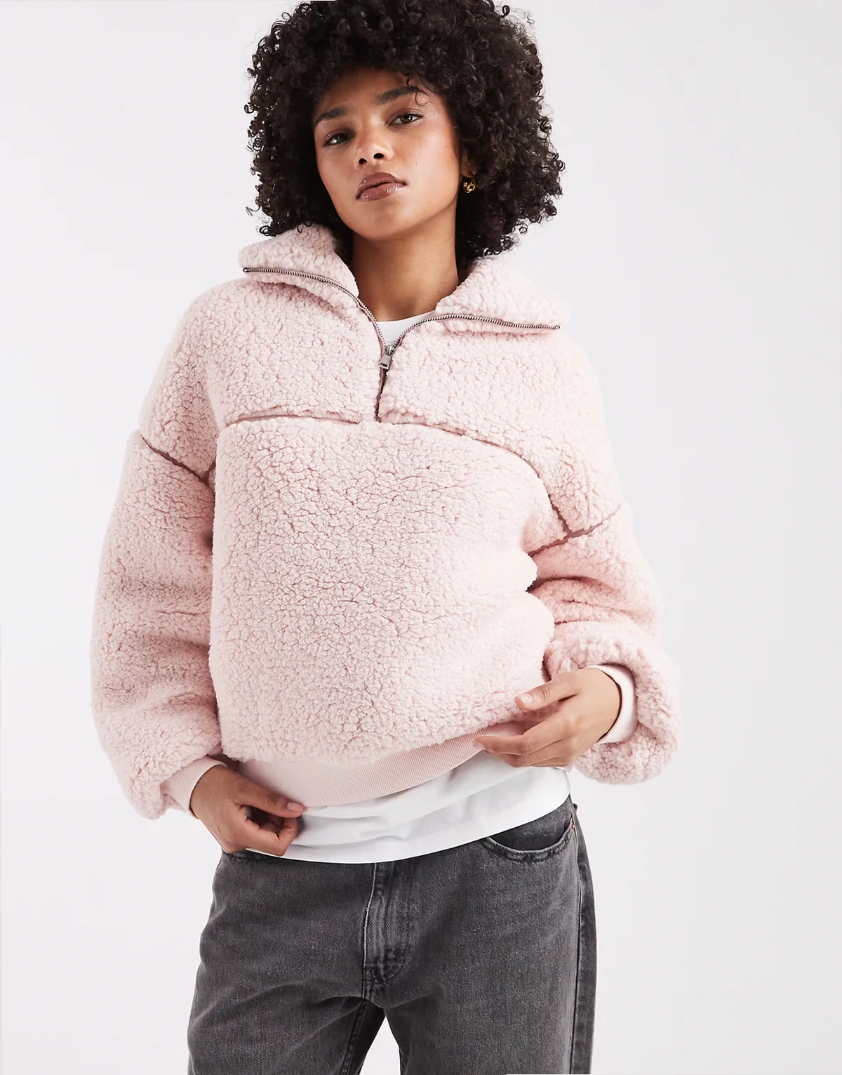 – Różowa kurtka ze sztucznego kożuszka z zamkiem pod szyją