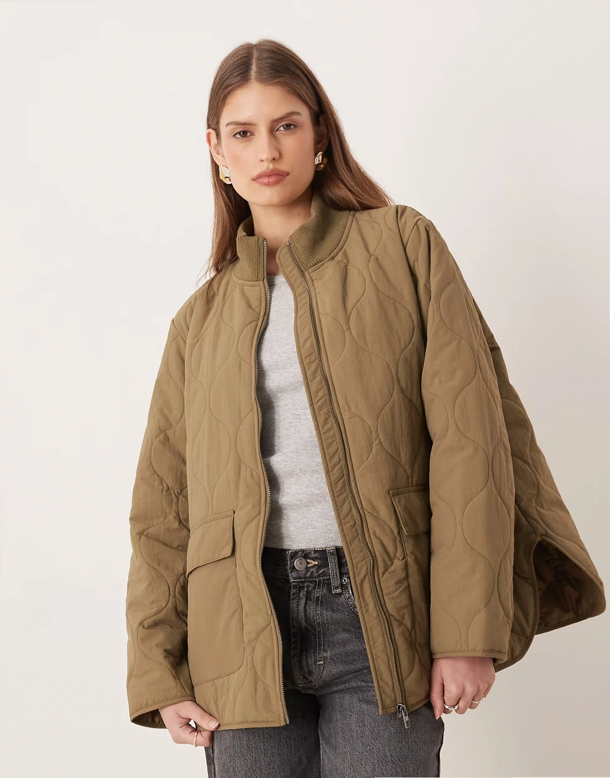– Pikowana kurtka oversize w jasnym odcieniu khaki