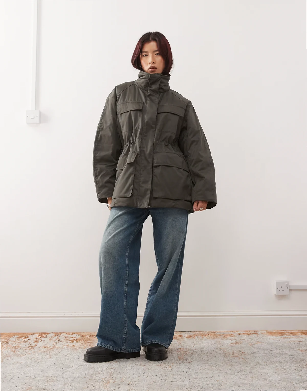 – Wattierte Jacke in Dunkelgrau mit geraffter Taille und Utility-Taschen