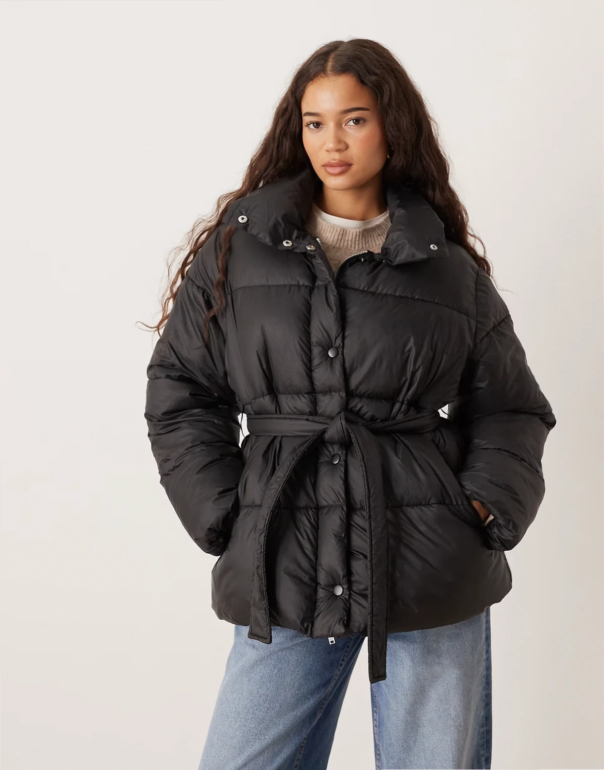 – Pufferjacke in Schwarz mit Gürtel