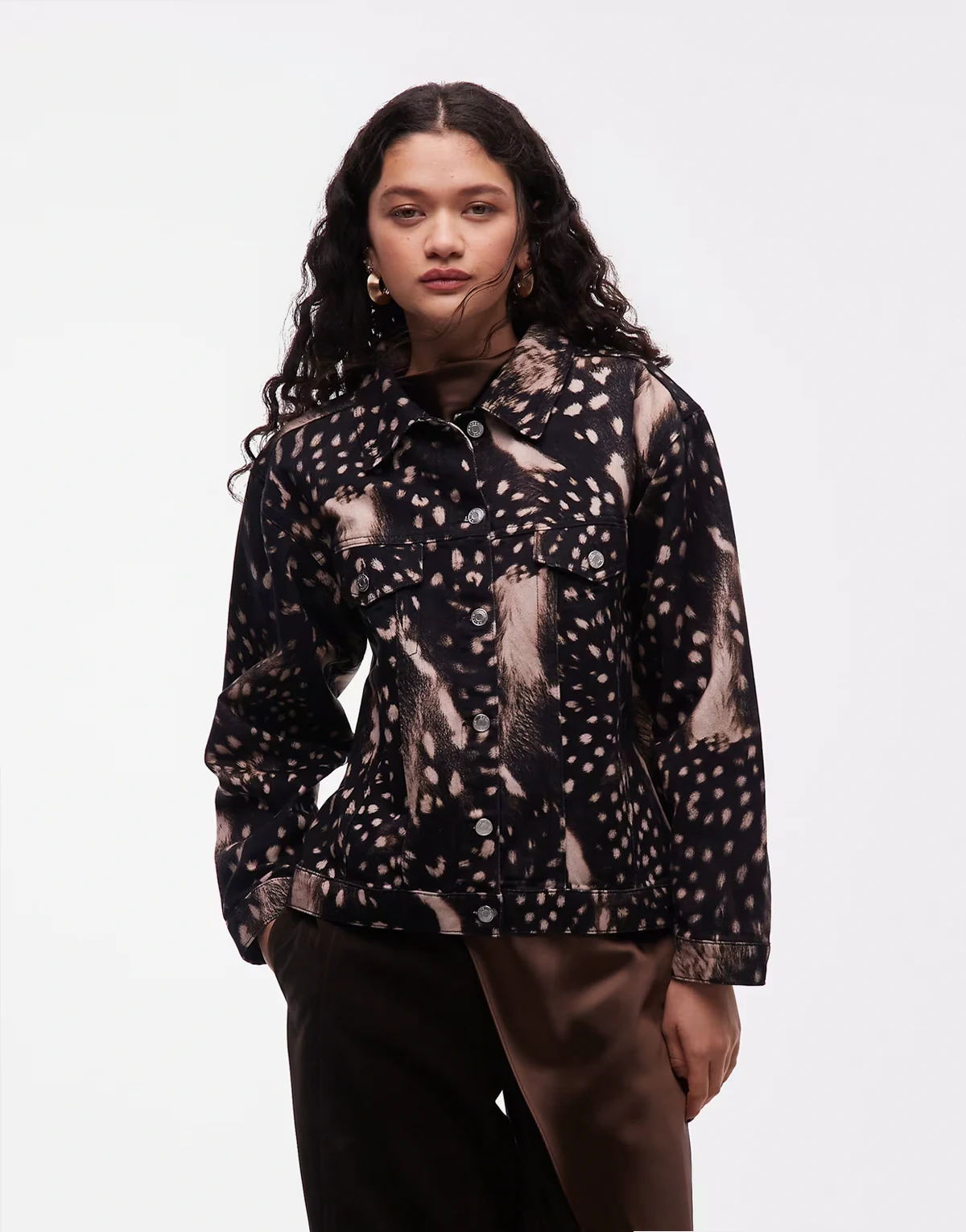 – Jeansowa kurtka oversize w zwierzęcy wzór w stylu kowbojskim
