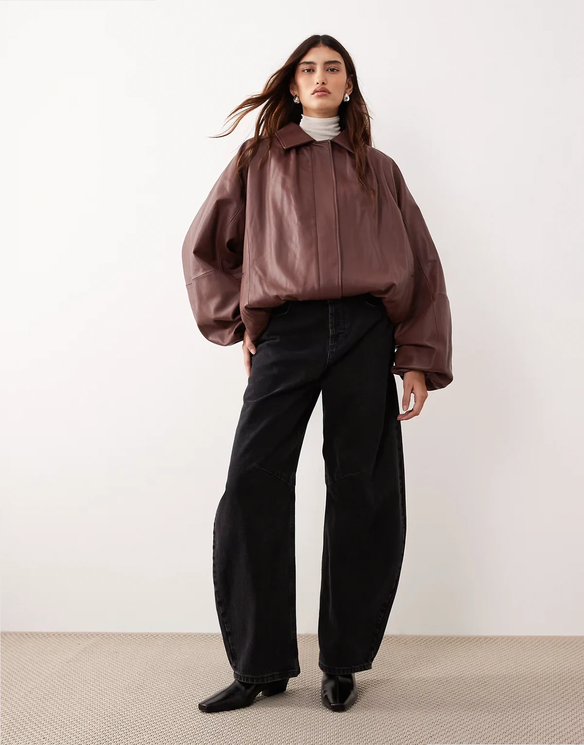 – Oversize-Bomberjacke aus Leder in Braun mit Ballonärmeln