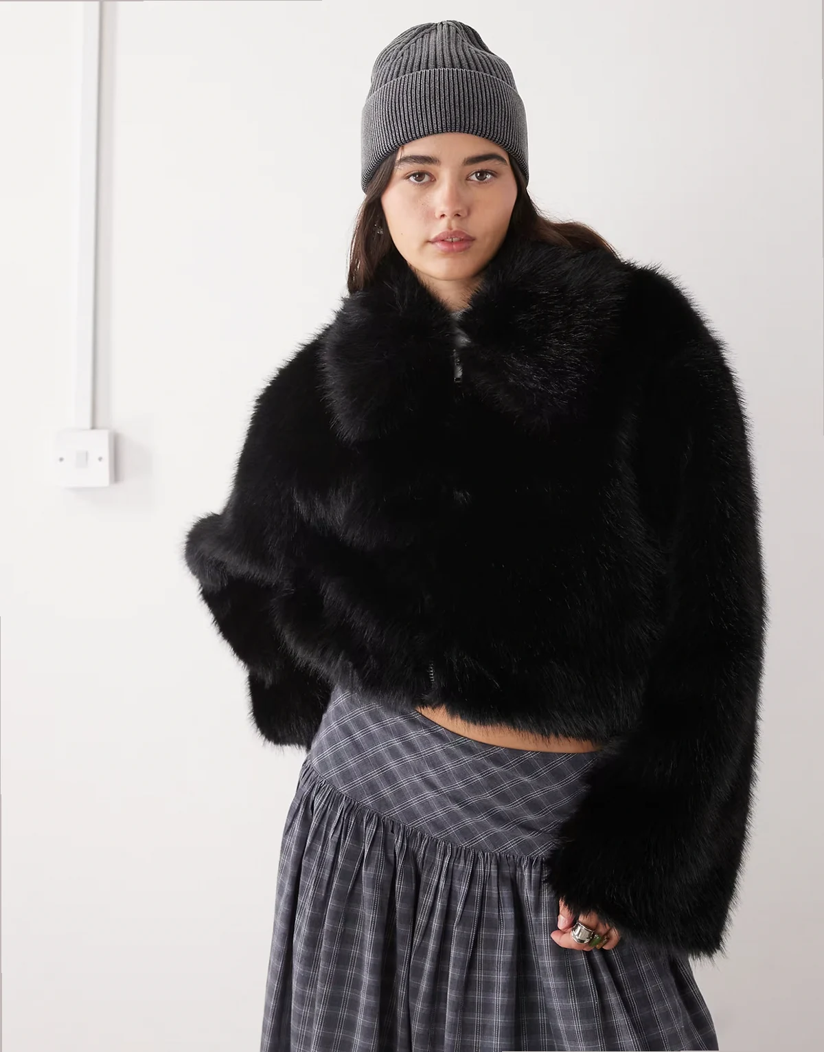 short faux fur jacket in black