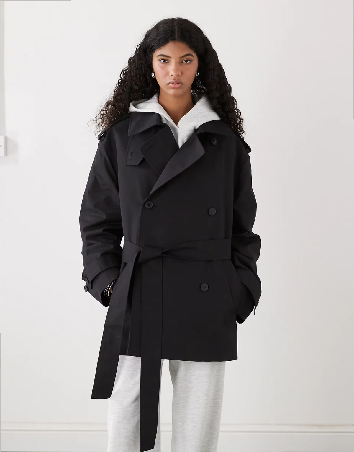 – Kurzer Oversize-Trenchcoat in Schwarz mit Trichterkragen