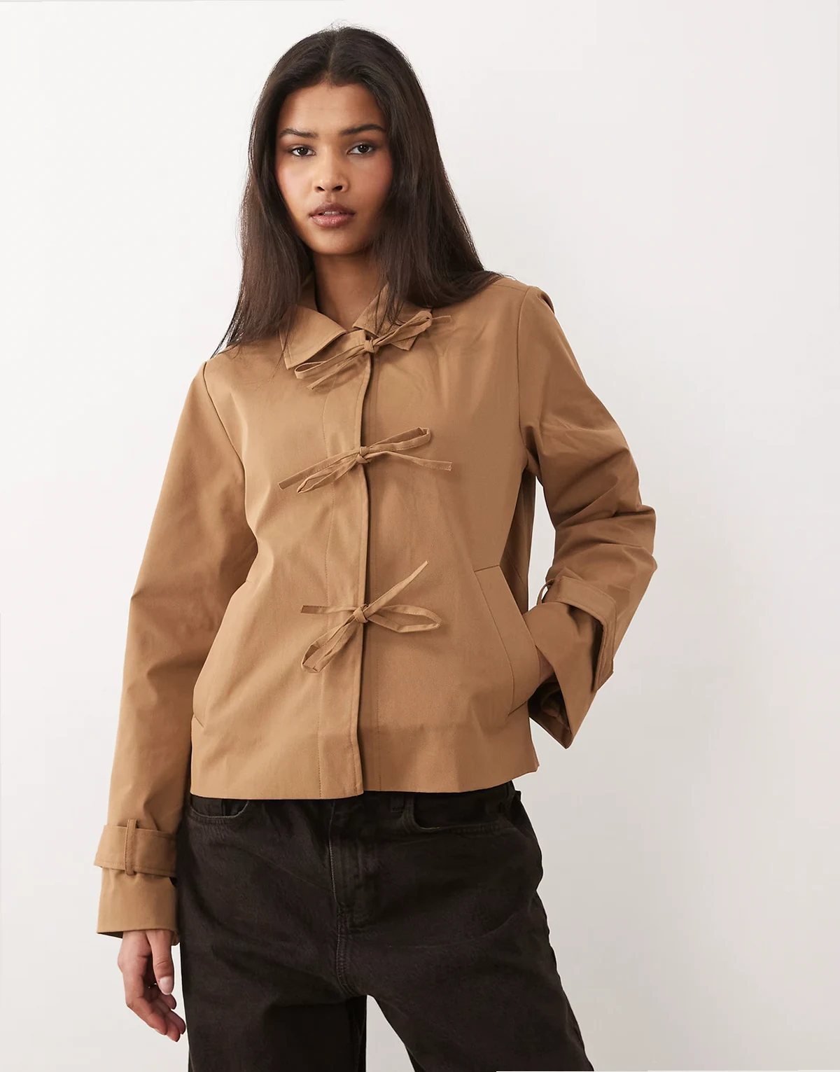 – Krótki prochowiec w kolorze kokosowego brązu z wiązaniem na kokardkę