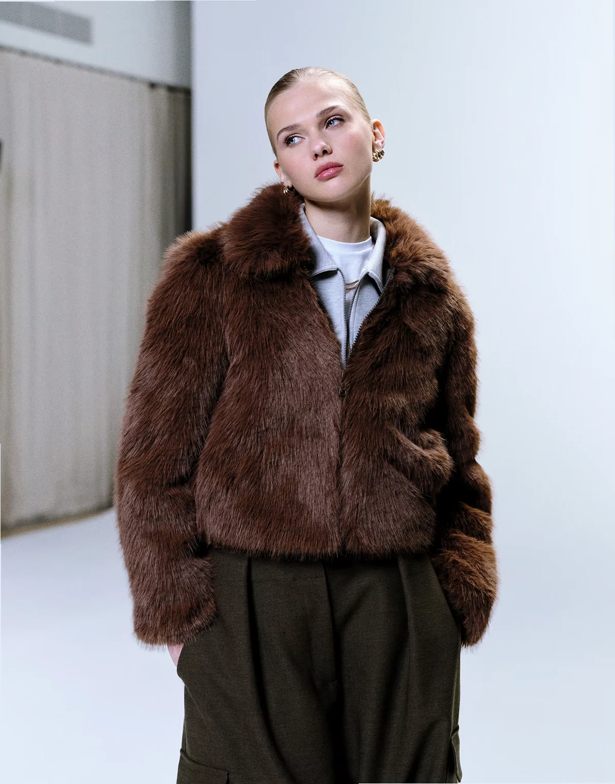– Kunstpelzmantel in Braun mit Reißverschluss