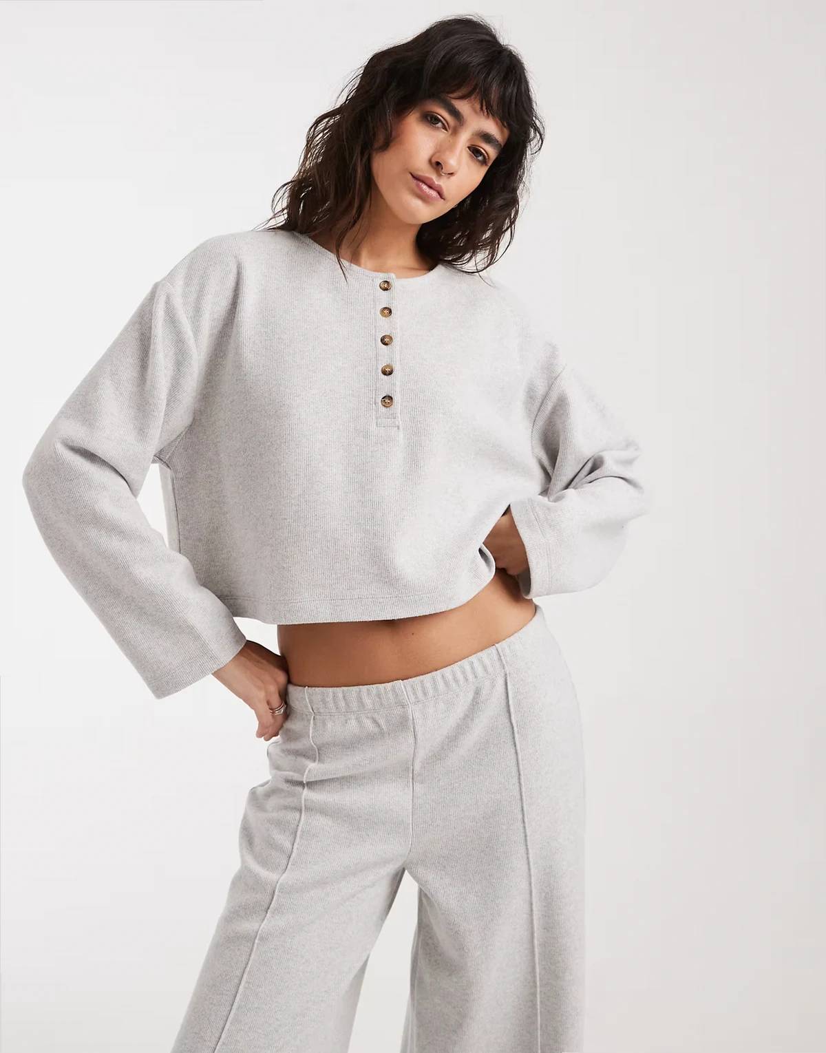 – Jasnoszary top z dekoltem typu henley, część zestawu