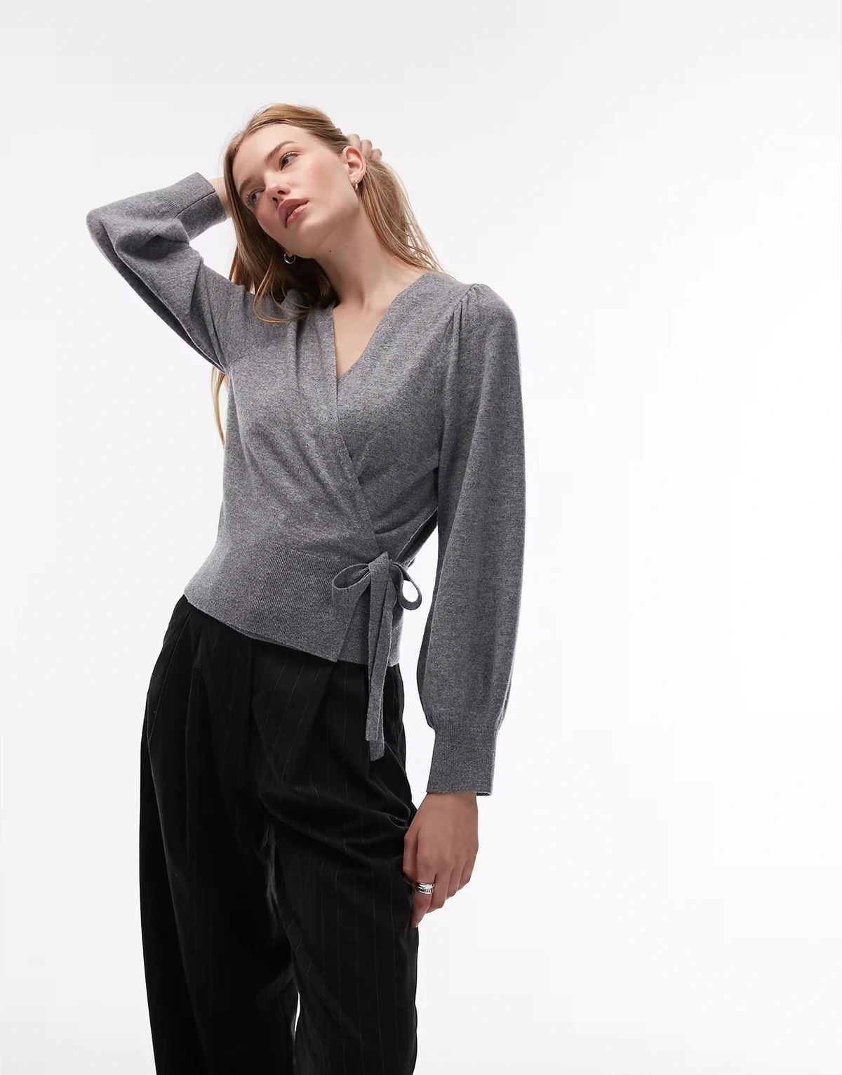 – Ciemnoszary kopertowy kardigan z czystej wełny