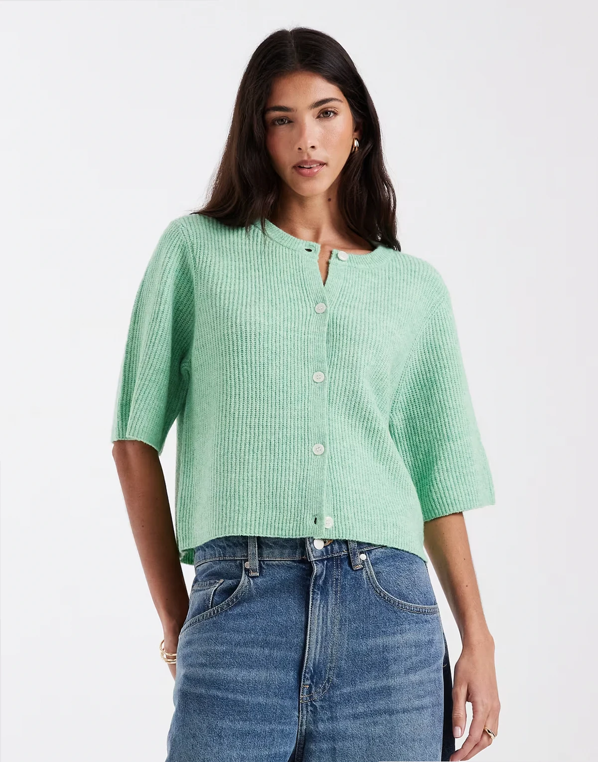 – Jasnozielony kardigan z krótkimi rękawami, z miękkiej dzianiny