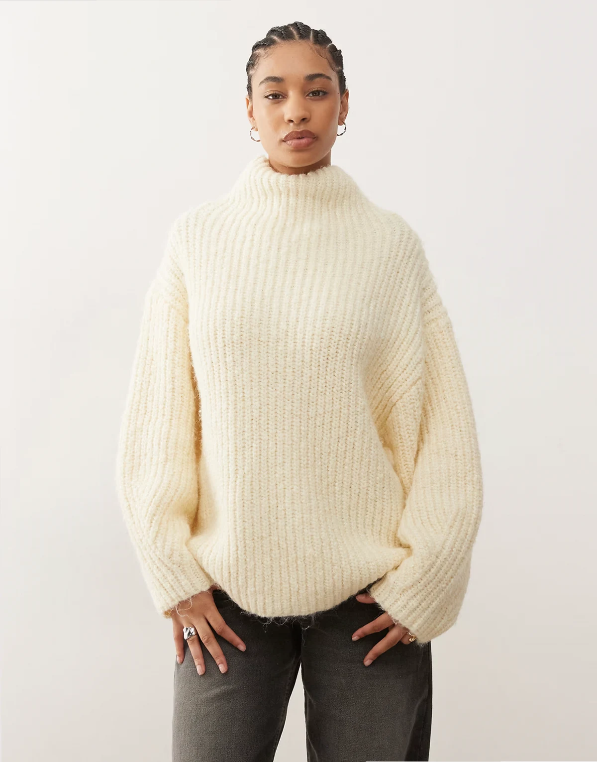 – Pullover aus Grobstrick in blassem Buttermilchgelb mit Stehkragen