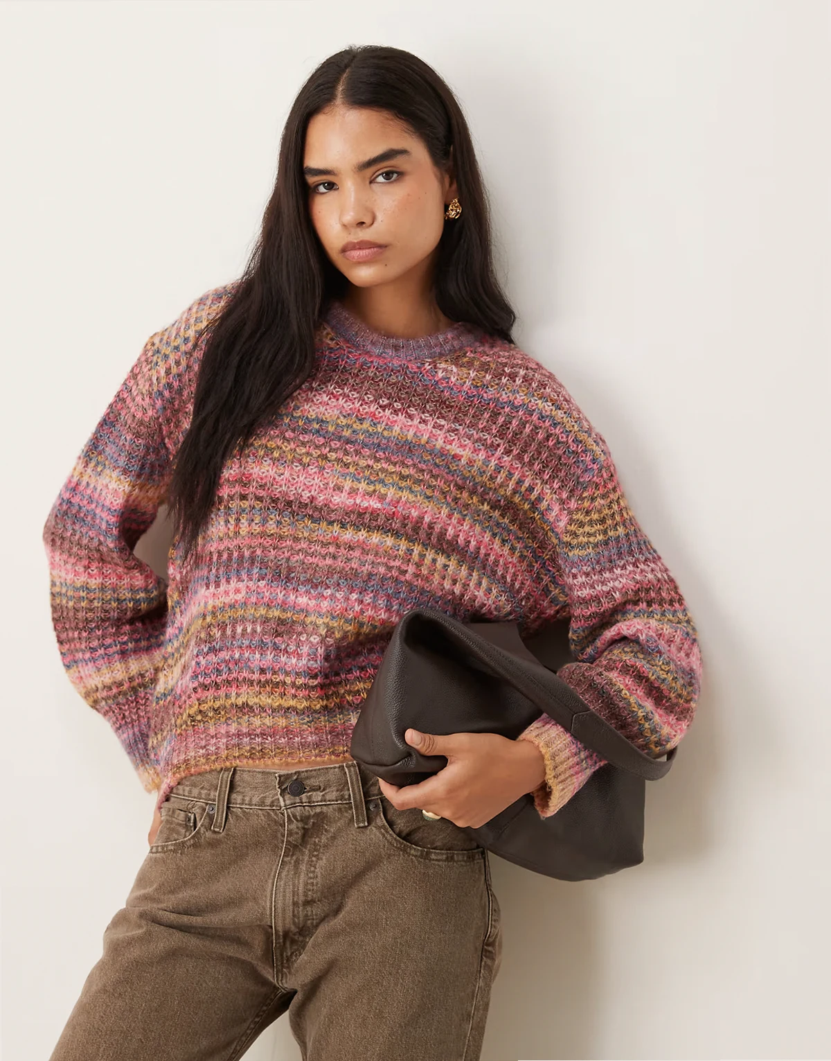 – Bordowy sweter oversize z efektem space dye