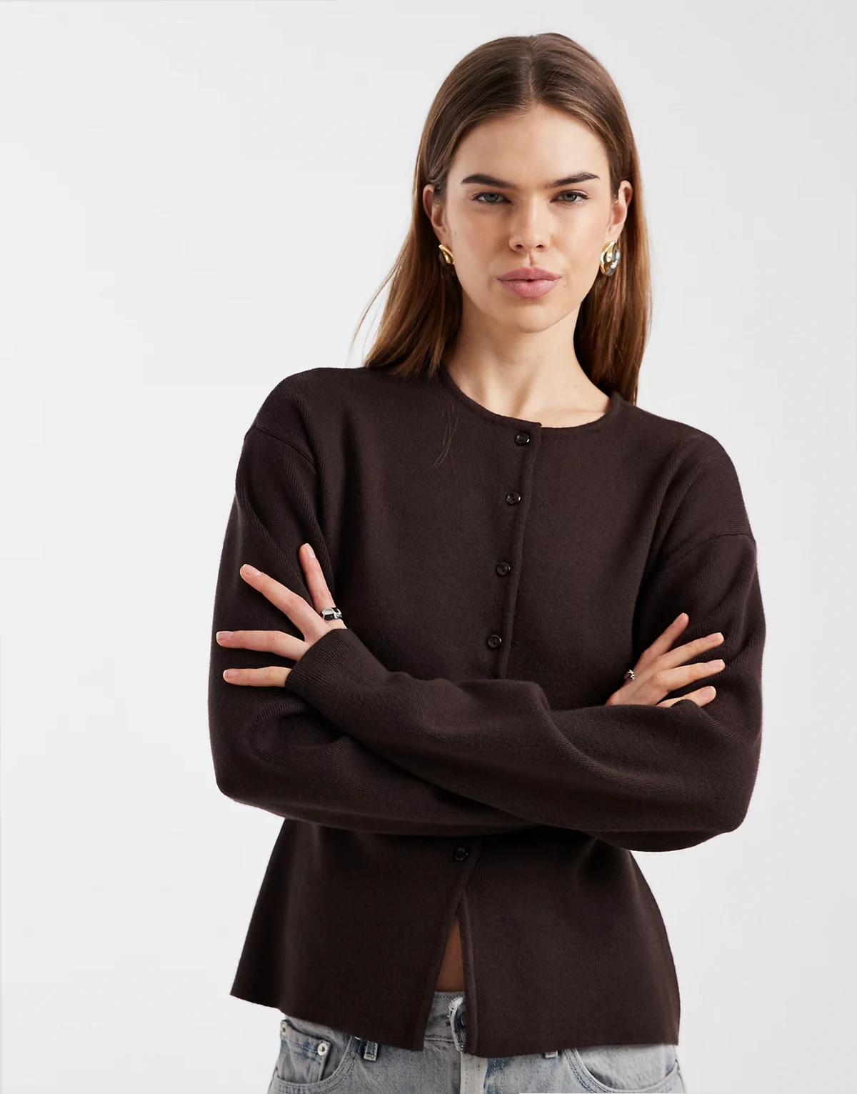 – Strickjacke in Schokobraun mit O-Ausschnitt