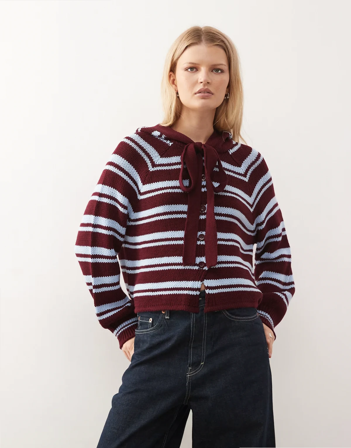 – Gestreifte Strickjacke in Burgunderrot und Blau mit Kapuze und Schaldetail